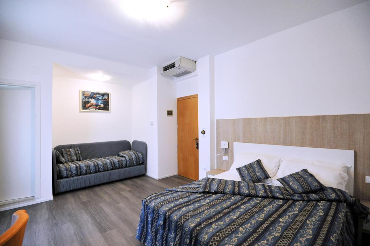 Hotel Marzia Holiday Queen Каорле Екстериор снимка