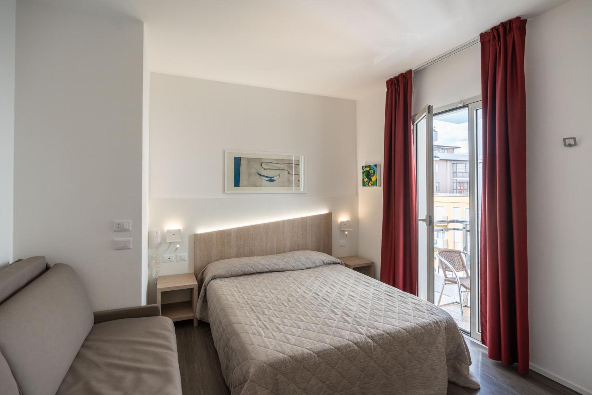 Hotel Marzia Holiday Queen Каорле Екстериор снимка