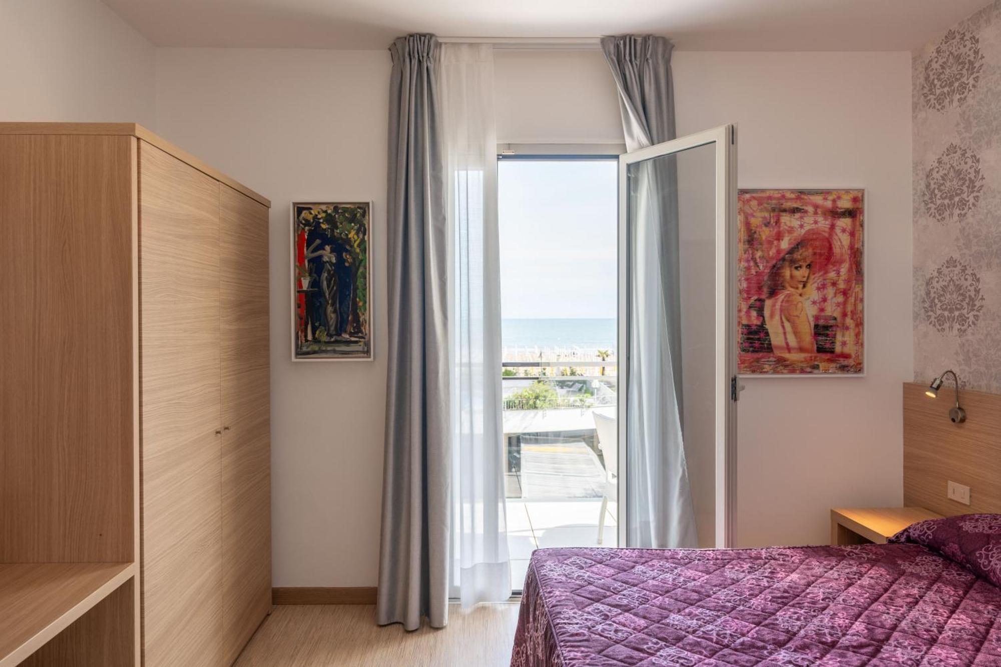 Hotel Marzia Holiday Queen Каорле Екстериор снимка