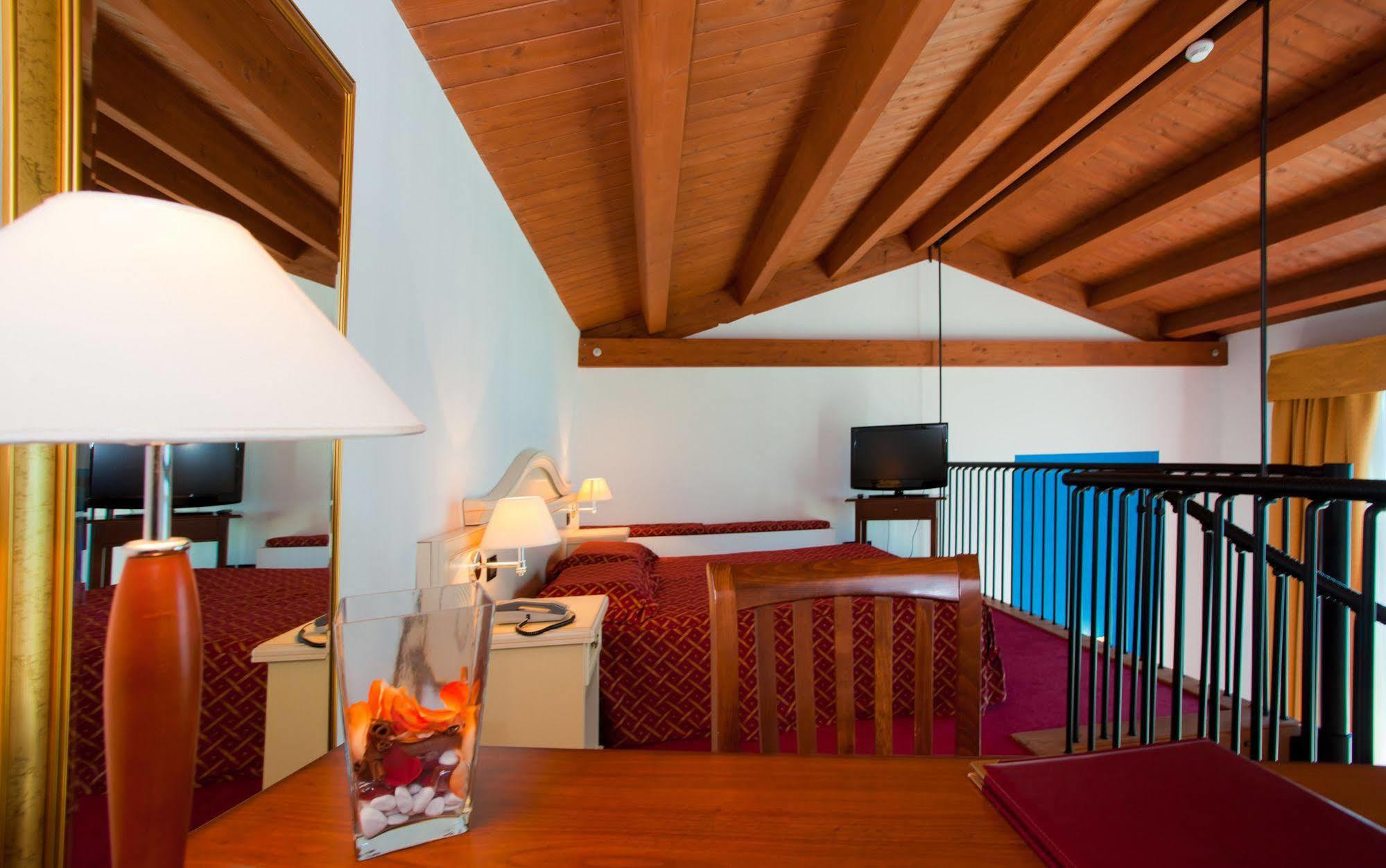Hotel Marzia Holiday Queen Каорле Екстериор снимка
